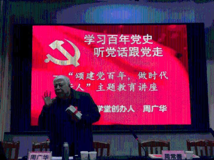 村民清早偶遇呆萌羚牛，与其深情对视
