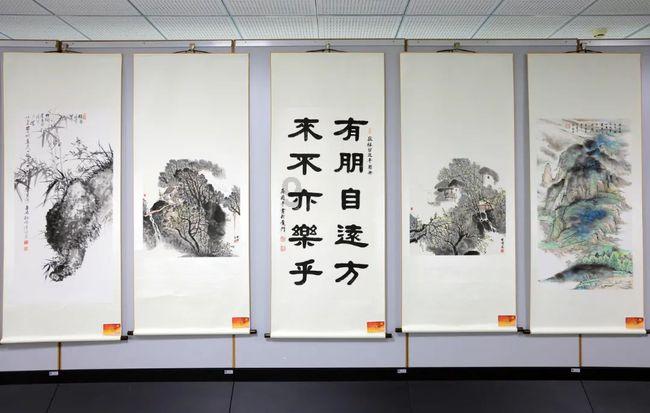 左边好看还是右边？游戏画面
