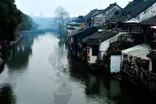 重庆：迎春灯饰点亮夜空，街头巷尾年味渐浓